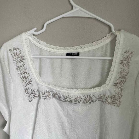 Torrid Size 1 Cream Lace Embroidered Top 12868411 - Picture 3 of 7